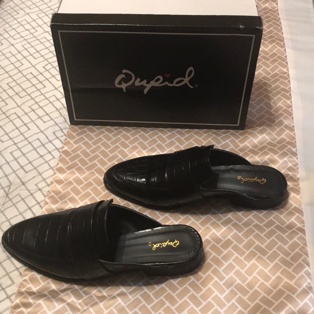 Black leather crocodile design mules.